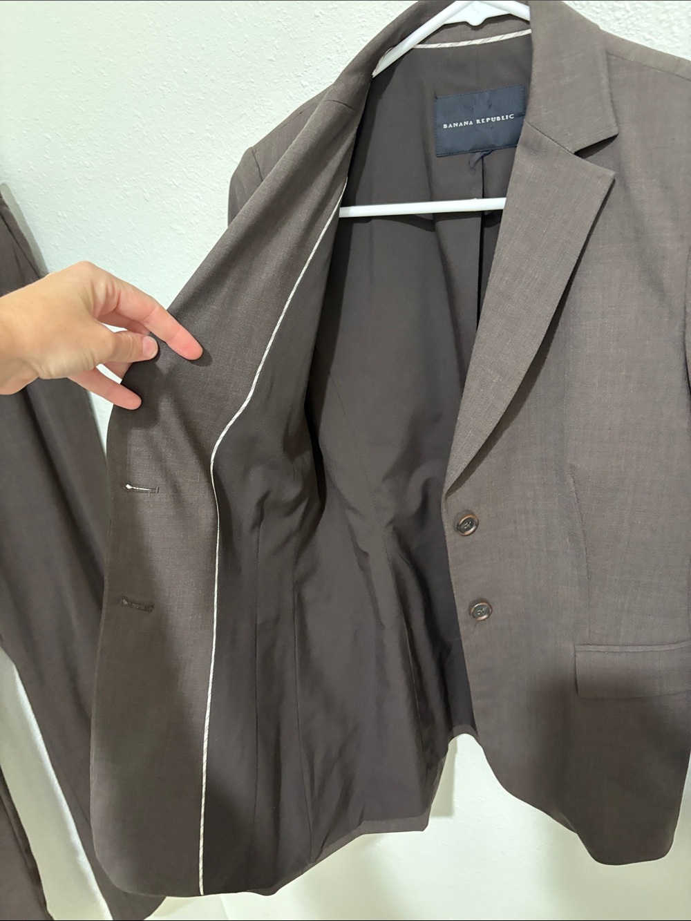 Banana Republic Men’s Brown Two-Piece Suit - Tailored Notch Lapel - Picture 4 of 6